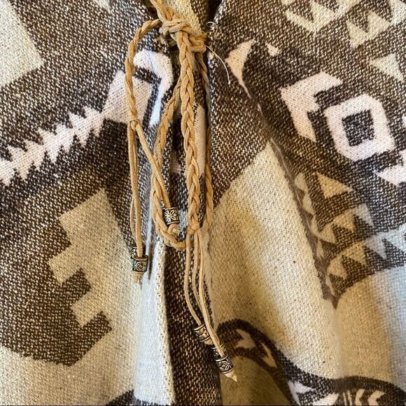 Black Swan-Aztec Faux Fur Collar Fall/Winter Poncho - Picture 12 of 13